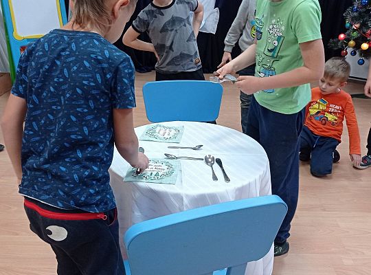GR IV Uczymy się nakrywać do Wigilijnego stołu oraz składać serwetki