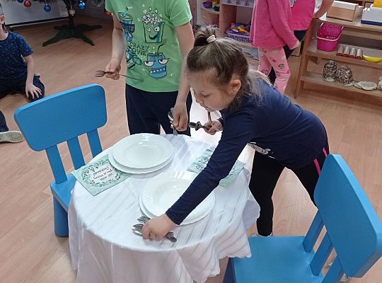 GR IV Uczymy się nakrywać do Wigilijnego stołu oraz składać serwetki