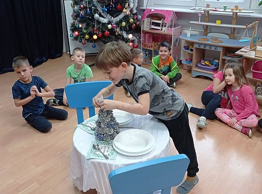 GR IV Uczymy się nakrywać do Wigilijnego stołu oraz składać serwetki