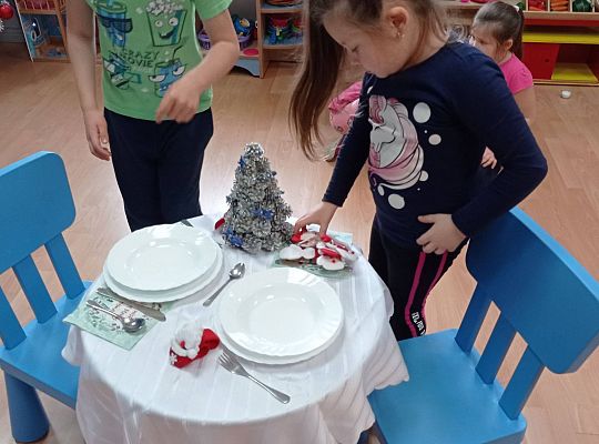 GR IV Uczymy się nakrywać do Wigilijnego stołu oraz składać serwetki