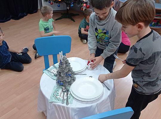 GR IV Uczymy się nakrywać do Wigilijnego stołu oraz składać serwetki