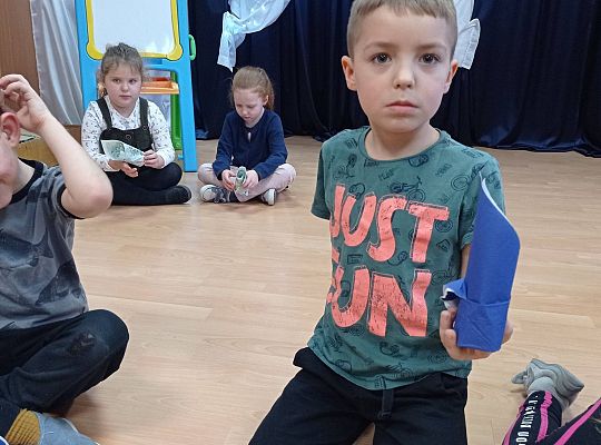 GR IV Uczymy się nakrywać do Wigilijnego stołu oraz składać serwetki