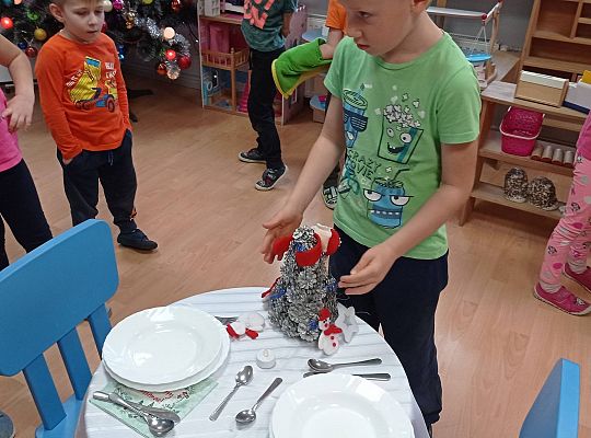 GR IV Uczymy się nakrywać do Wigilijnego stołu oraz składać serwetki