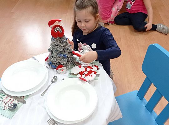 GR IV Uczymy się nakrywać do Wigilijnego stołu oraz składać serwetki