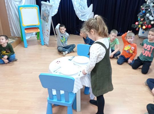 GR IV Uczymy się nakrywać do Wigilijnego stołu oraz składać serwetki