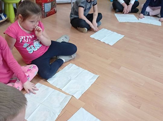 GR IV Uczymy się nakrywać do Wigilijnego stołu oraz składać serwetki