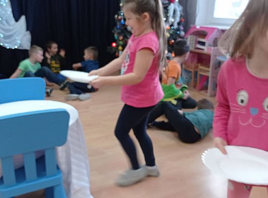 GR IV Uczymy się nakrywać do Wigilijnego stołu oraz składać serwetki