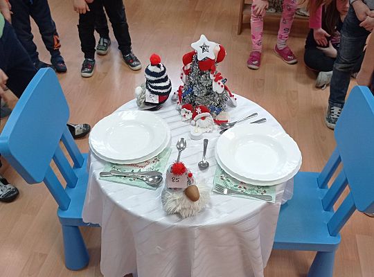 GR IV Uczymy się nakrywać do Wigilijnego stołu oraz składać serwetki