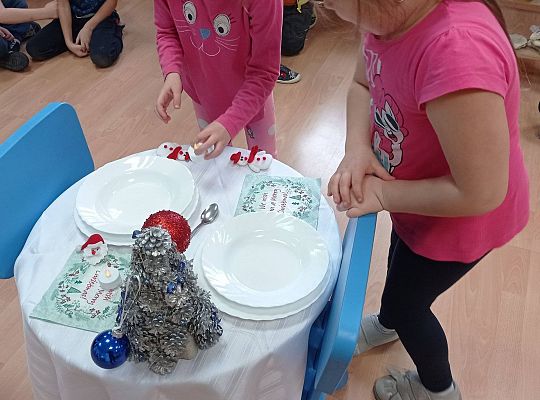 GR IV Uczymy się nakrywać do Wigilijnego stołu oraz składać serwetki