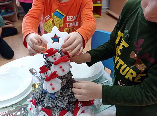 GR IV Uczymy się nakrywać do Wigilijnego stołu oraz składać serwetki