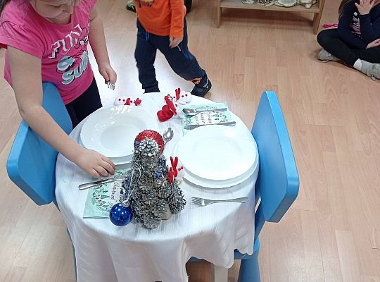 GR IV Uczymy się nakrywać do Wigilijnego stołu oraz składać serwetki