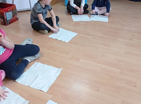 GR IV Uczymy się nakrywać do Wigilijnego stołu oraz składać serwetki