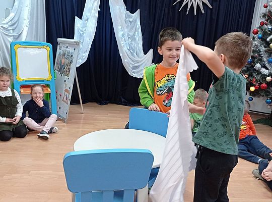 GR IV Uczymy się nakrywać do Wigilijnego stołu oraz składać serwetki