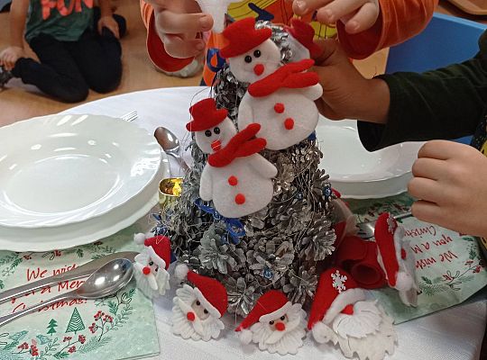 GR IV Uczymy się nakrywać do Wigilijnego stołu oraz składać serwetki