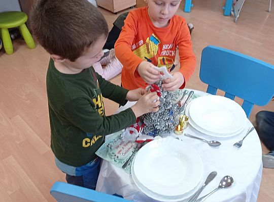 GR IV Uczymy się nakrywać do Wigilijnego stołu oraz składać serwetki