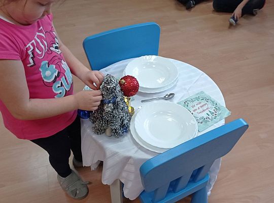 GR IV Uczymy się nakrywać do Wigilijnego stołu oraz składać serwetki