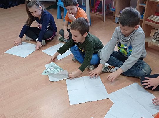 GR IV Uczymy się nakrywać do Wigilijnego stołu oraz składać serwetki