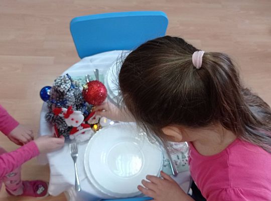 GR IV Uczymy się nakrywać do Wigilijnego stołu oraz składać serwetki