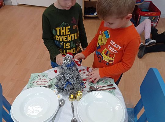 GR IV Uczymy się nakrywać do Wigilijnego stołu oraz składać serwetki