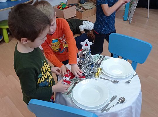 GR IV Uczymy się nakrywać do Wigilijnego stołu oraz składać serwetki