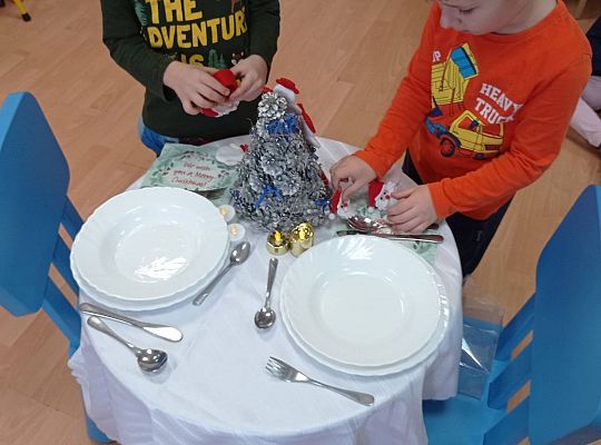 GR IV Uczymy się nakrywać do Wigilijnego stołu oraz składać serwetki