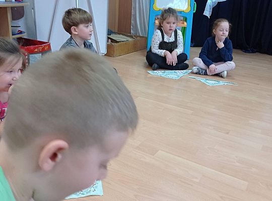 GR IV Uczymy się nakrywać do Wigilijnego stołu oraz składać serwetki