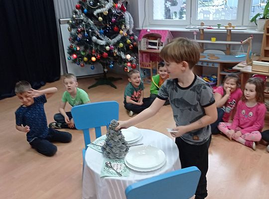 GR IV Uczymy się nakrywać do Wigilijnego stołu oraz składać serwetki