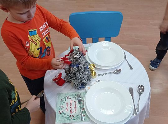 GR IV Uczymy się nakrywać do Wigilijnego stołu oraz składać serwetki