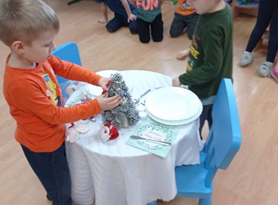 GR IV Uczymy się nakrywać do Wigilijnego stołu oraz składać serwetki