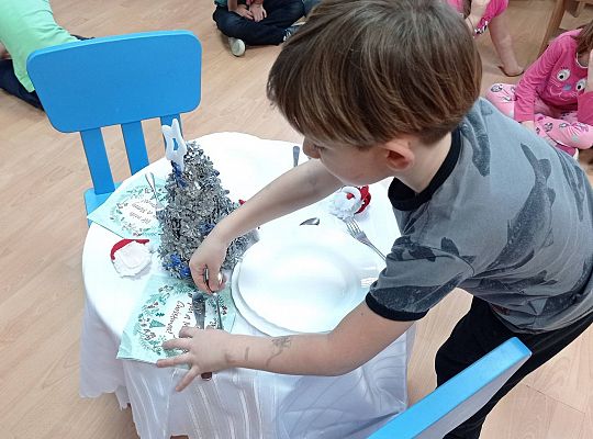 GR IV Uczymy się nakrywać do Wigilijnego stołu oraz składać serwetki