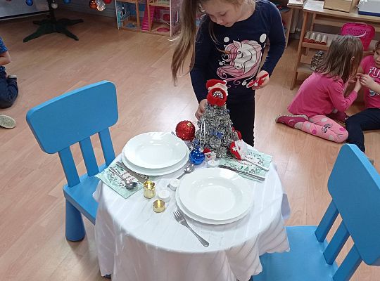 GR IV Uczymy się nakrywać do Wigilijnego stołu oraz składać serwetki