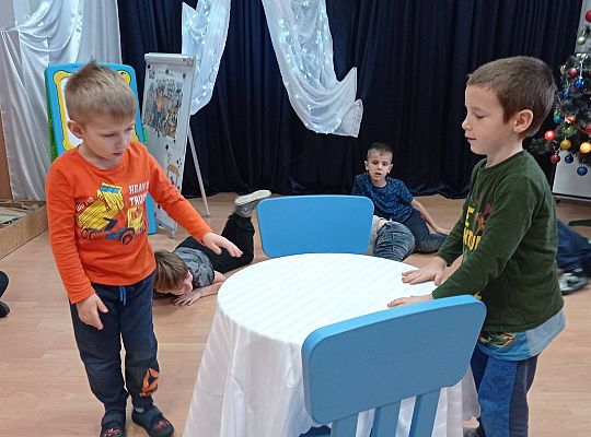 GR IV Uczymy się nakrywać do Wigilijnego stołu oraz składać serwetki