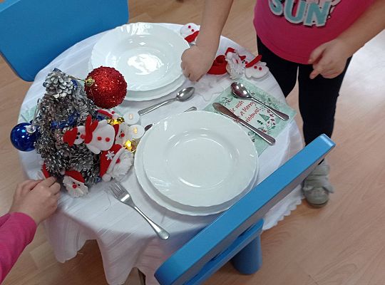 GR IV Uczymy się nakrywać do Wigilijnego stołu oraz składać serwetki