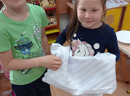 GR IV Uczymy się nakrywać do Wigilijnego stołu oraz składać serwetki