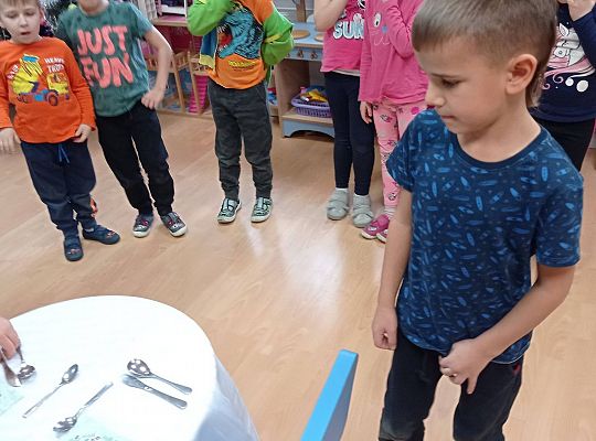 GR IV Uczymy się nakrywać do Wigilijnego stołu oraz składać serwetki