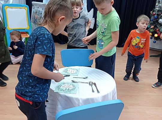 GR IV Uczymy się nakrywać do Wigilijnego stołu oraz składać serwetki