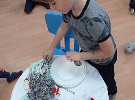 GR IV Uczymy się nakrywać do Wigilijnego stołu oraz składać serwetki