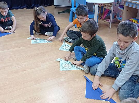 GR IV Uczymy się nakrywać do Wigilijnego stołu oraz składać serwetki