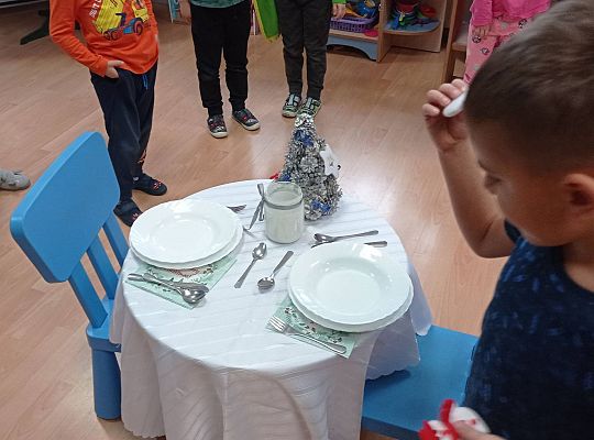 GR IV Uczymy się nakrywać do Wigilijnego stołu oraz składać serwetki