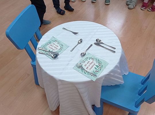 GR IV Uczymy się nakrywać do Wigilijnego stołu oraz składać serwetki