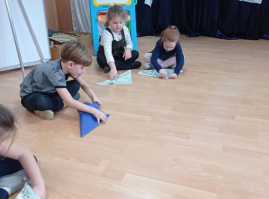 GR IV Uczymy się nakrywać do Wigilijnego stołu oraz składać serwetki