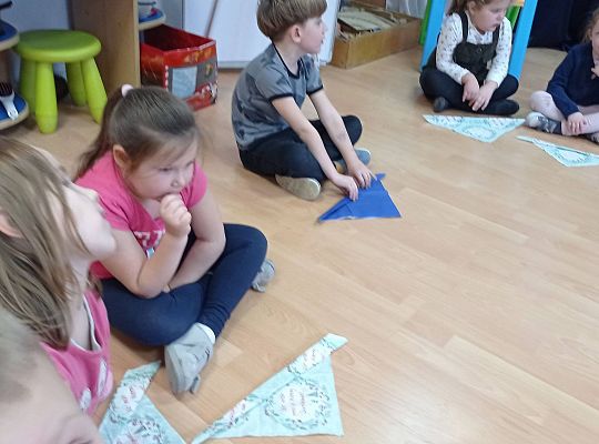 GR IV Uczymy się nakrywać do Wigilijnego stołu oraz składać serwetki