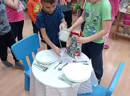GR IV Uczymy się nakrywać do Wigilijnego stołu oraz składać serwetki