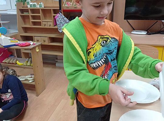 GR IV Uczymy się nakrywać do Wigilijnego stołu oraz składać serwetki