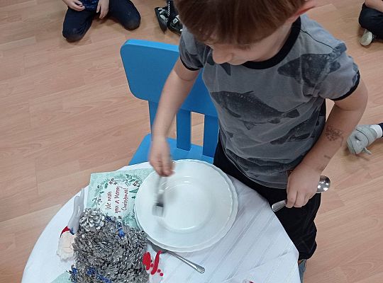 GR IV Uczymy się nakrywać do Wigilijnego stołu oraz składać serwetki