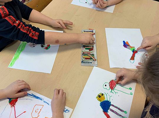 GR III Ilustracje do wiersza "Współczesny dinozaur"