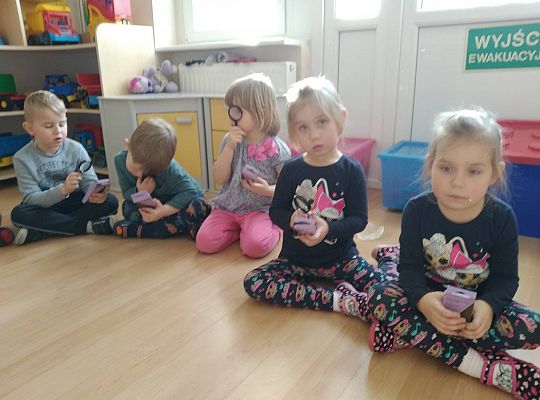 Gr II Sprawdzamy czy śnieg jest czysty tak samo jak biały