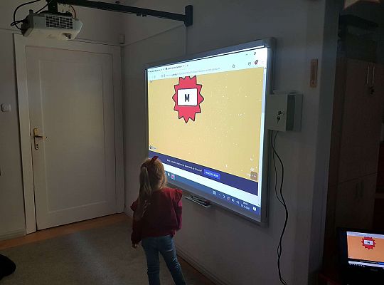 Gr. III- poznajemy literę M- zajęcia z wykorzystaniem tablicy multimedialnej