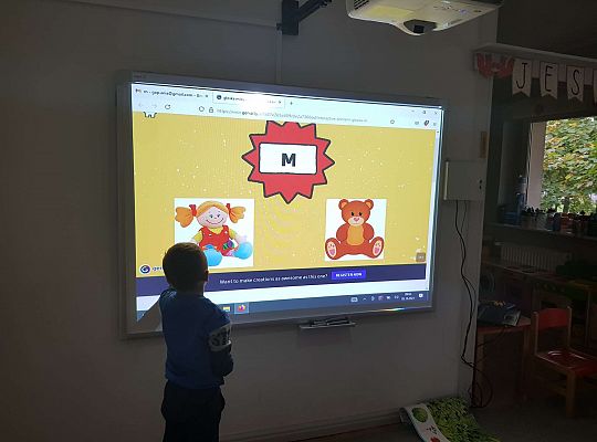 Gr. III- poznajemy literę M- zajęcia z wykorzystaniem tablicy multimedialnej