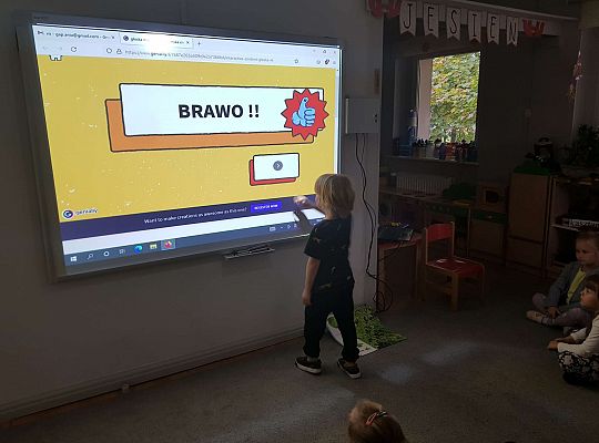 Gr. III- poznajemy literę M- zajęcia z wykorzystaniem tablicy multimedialnej